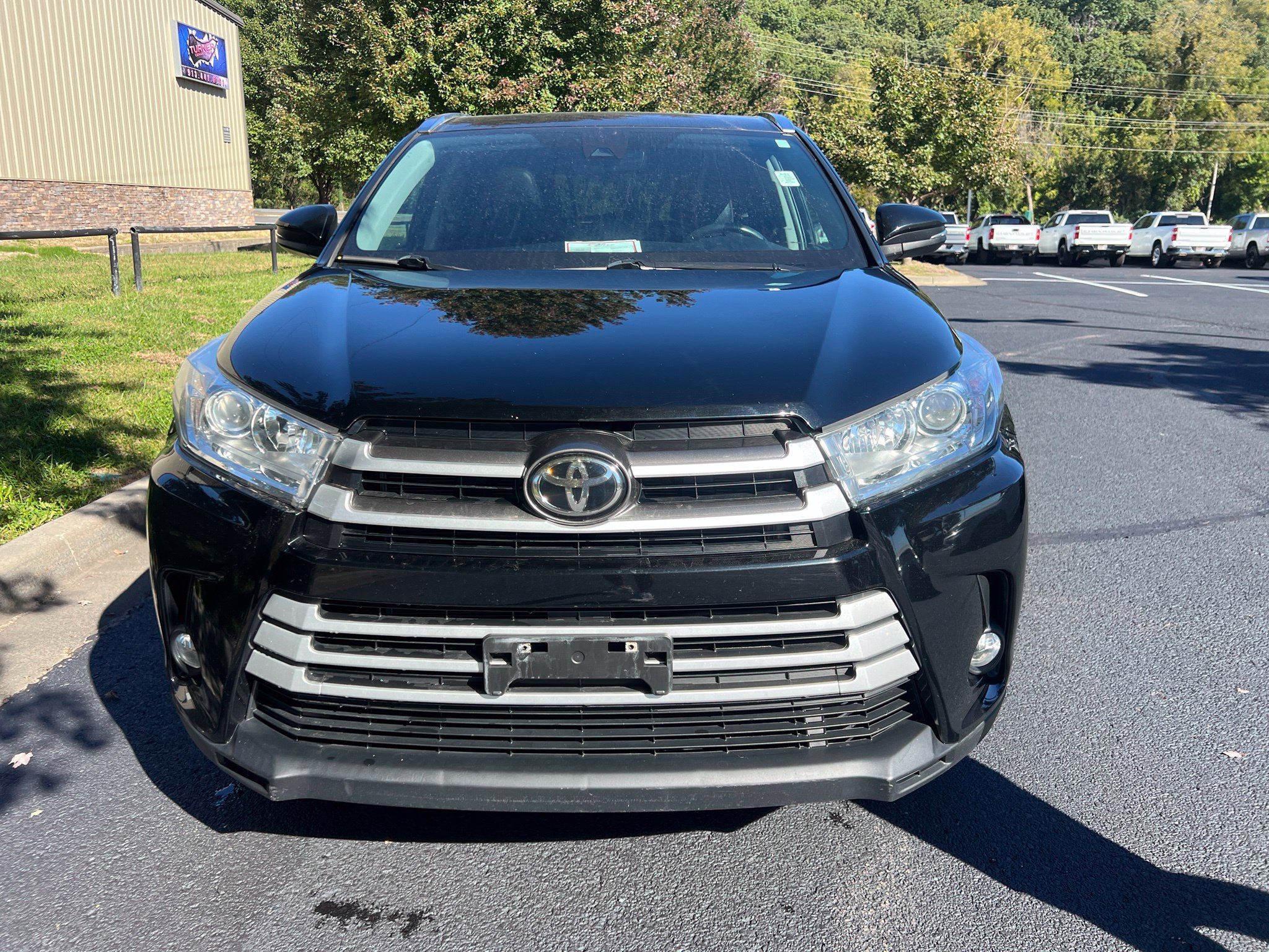 Used 2019 Toyota Highlander XLE AWD/4WD image 2