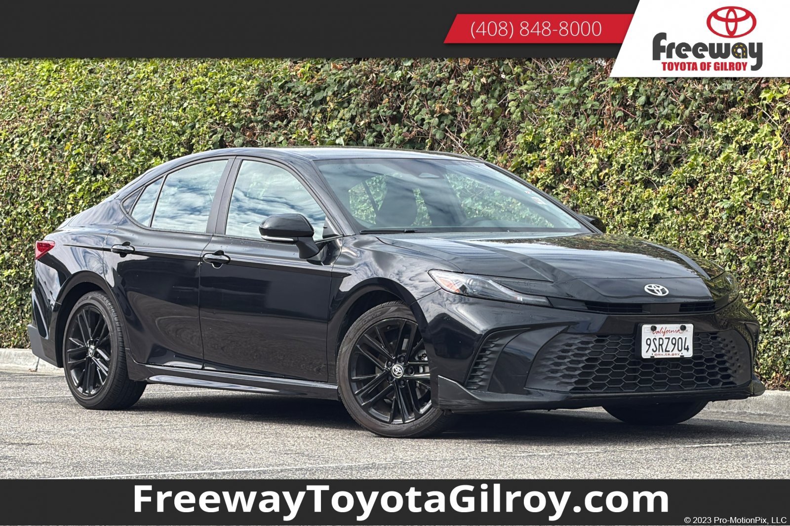 Used 2025 Toyota Camry SE FWD image 1