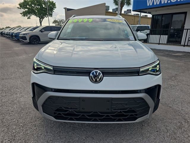 Used 2025 Volkswagen Taos SE image 2