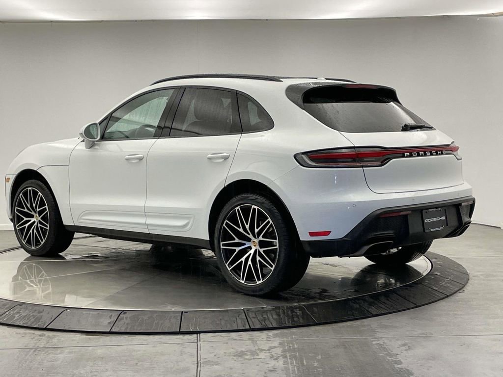 Used 2023 Porsche Macan image 3