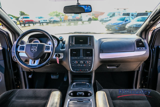 Used 2016 Dodge Grand Caravan SXT w/ UConnect Hands-Free Group FWD image 13