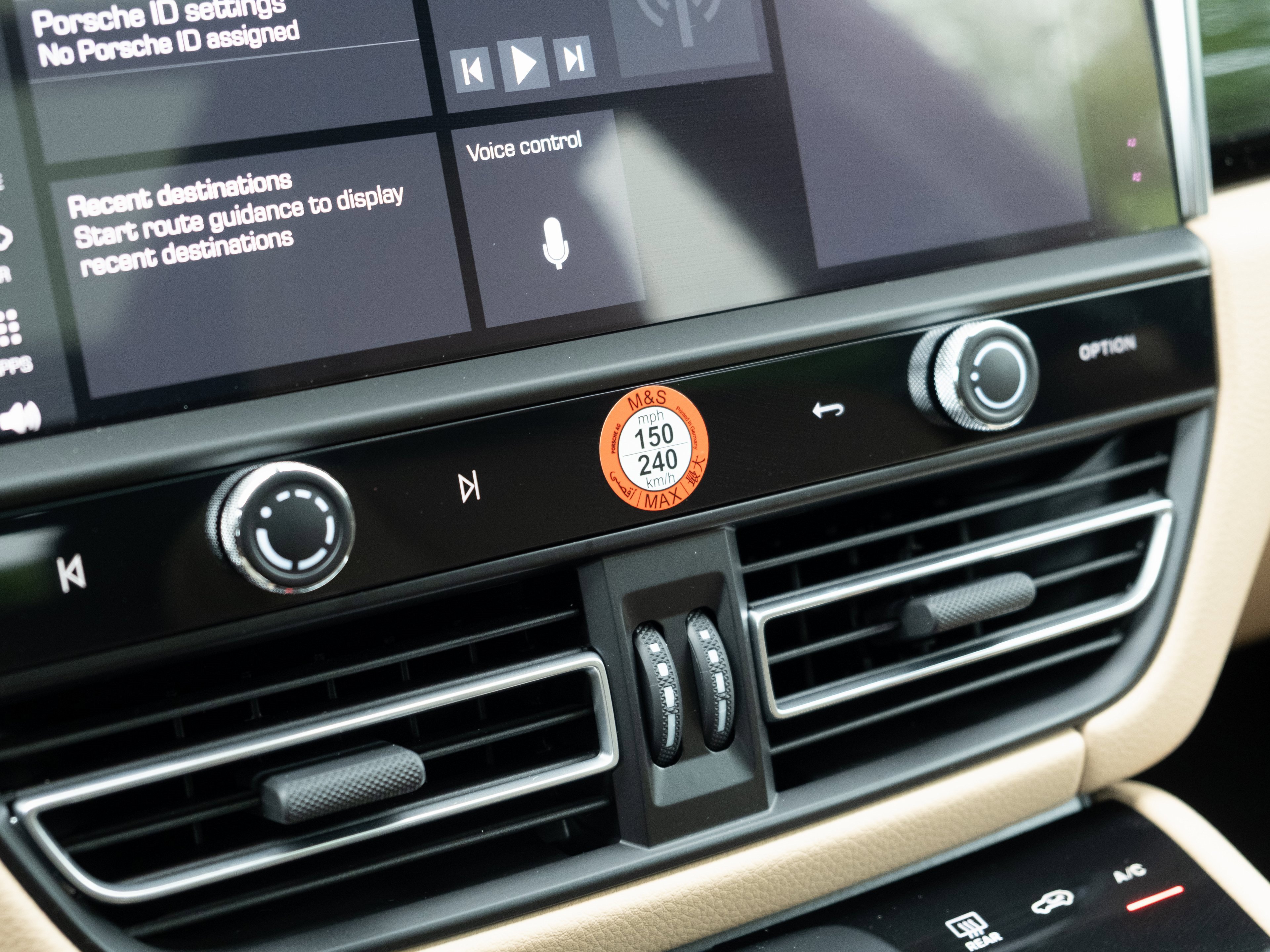 Certified 2025 Porsche Macan image 21