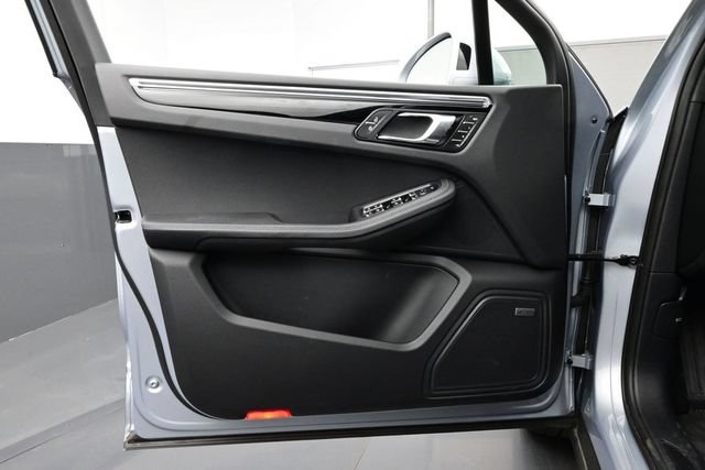 Certified 2025 Porsche Macan AWD/4WD image 7