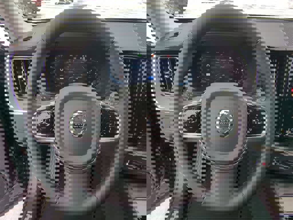 Used 2025 Volvo XC60 B5 Ultra image 22