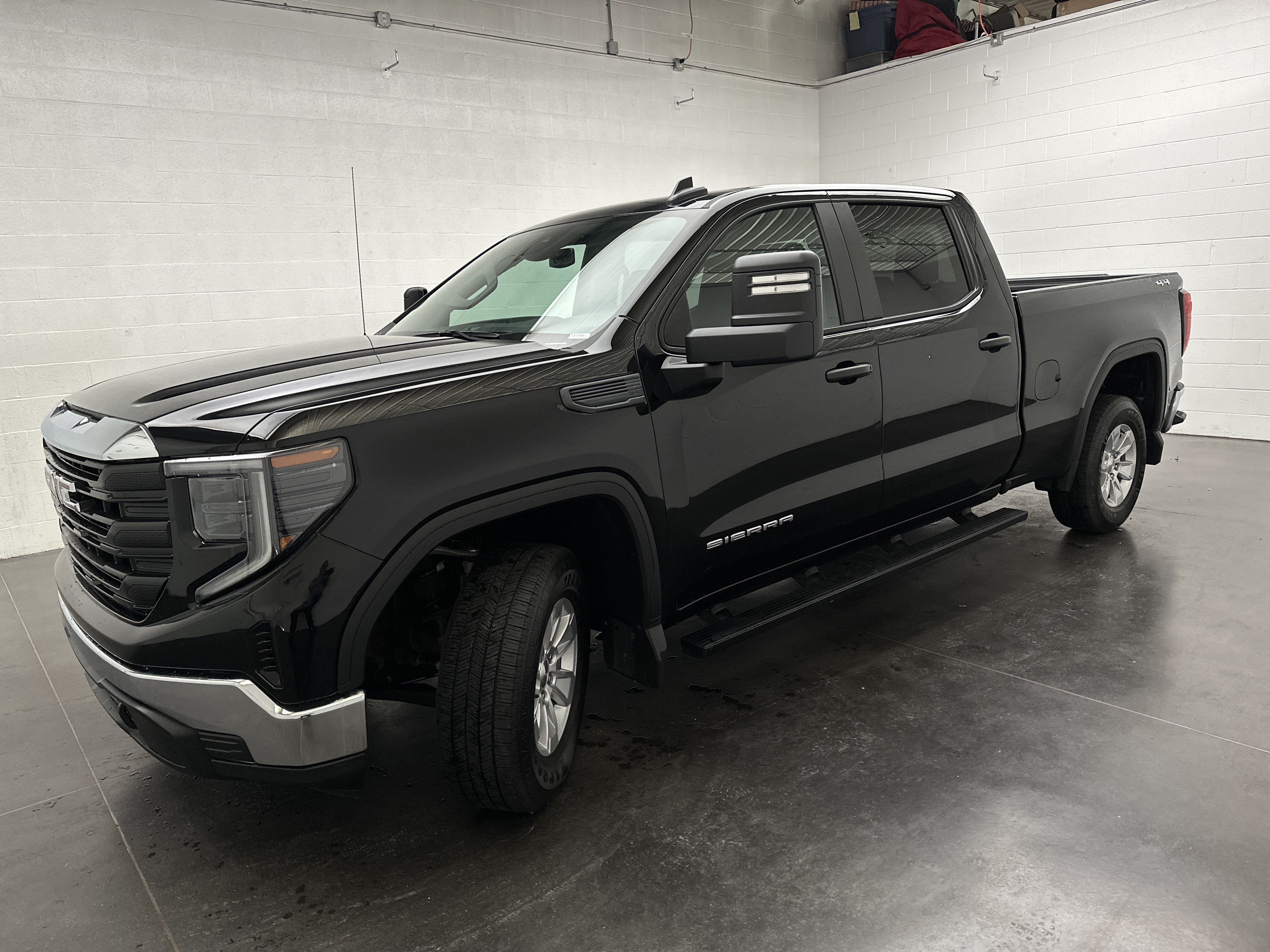 Used 2024 GMC Sierra 1500 Pro w/ Pro Value Package AWD/4WD image 4