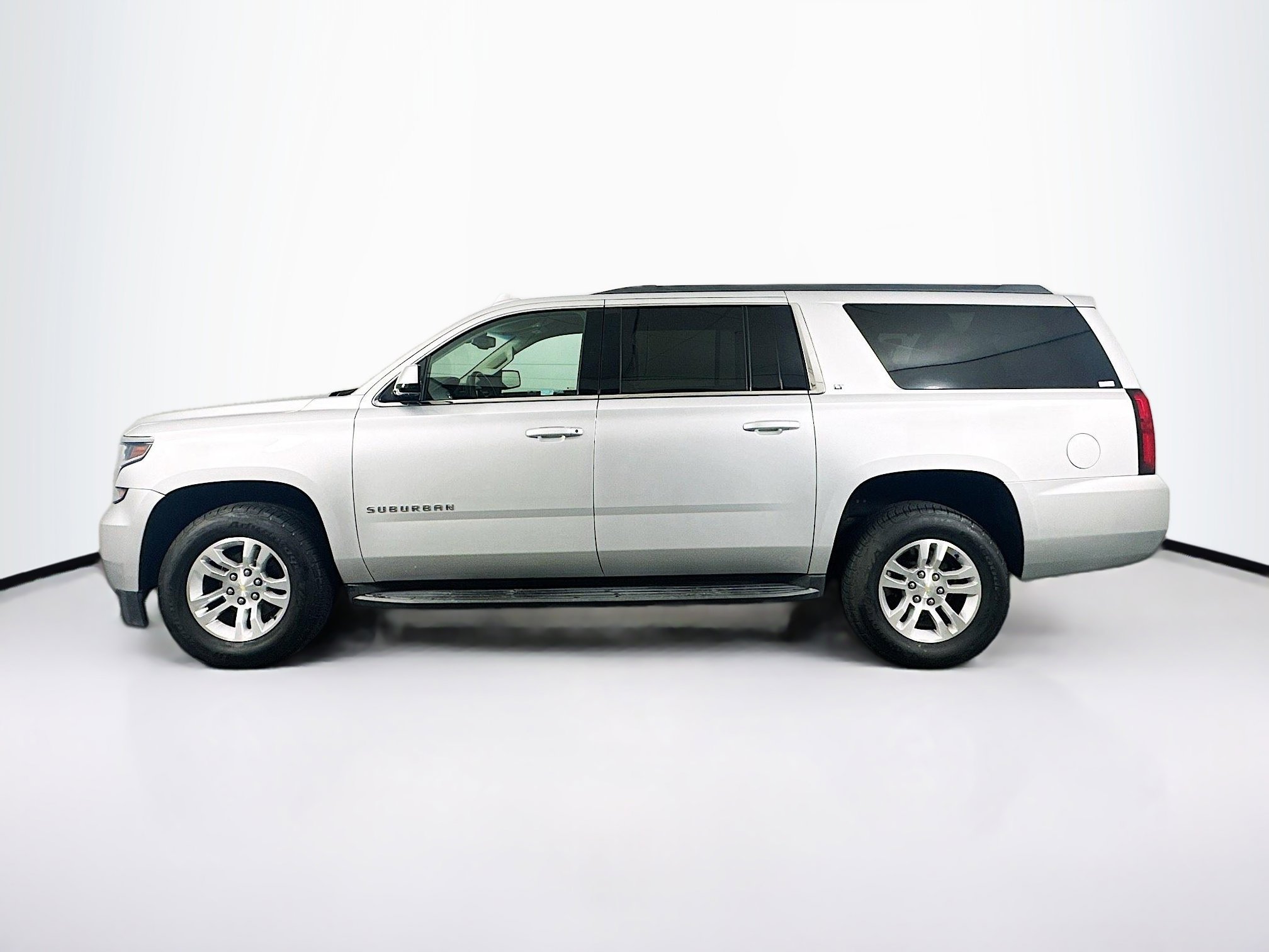 Used 2018 Chevrolet Suburban LT image 4