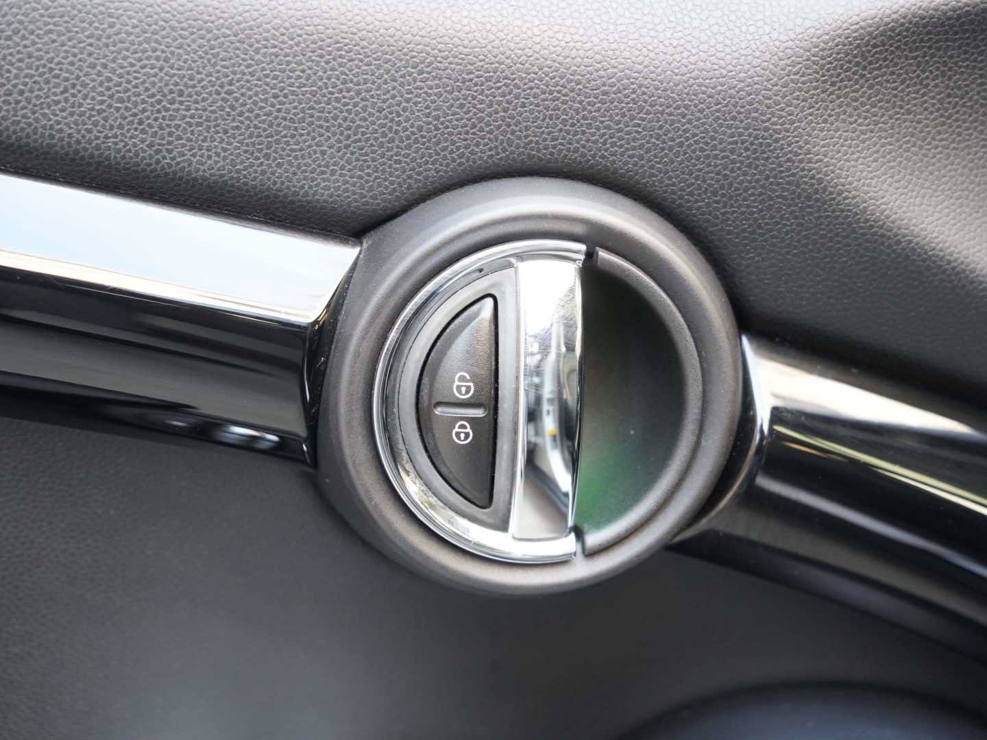 Used 2019 MINI Cooper 4-Door Hardtop FWD image 13