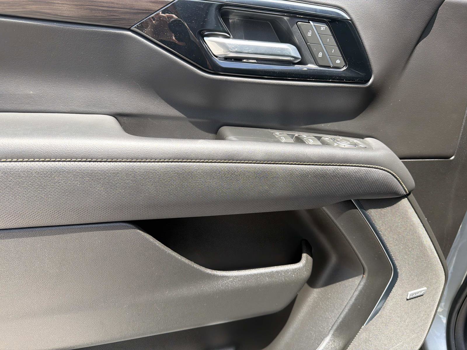 Used 2025 Chevrolet Suburban Premier RWD image 18