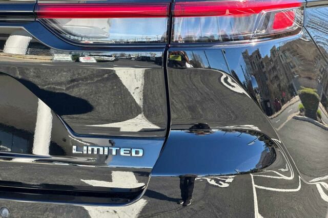 Used 2023 Jeep Grand Cherokee Limited image 24