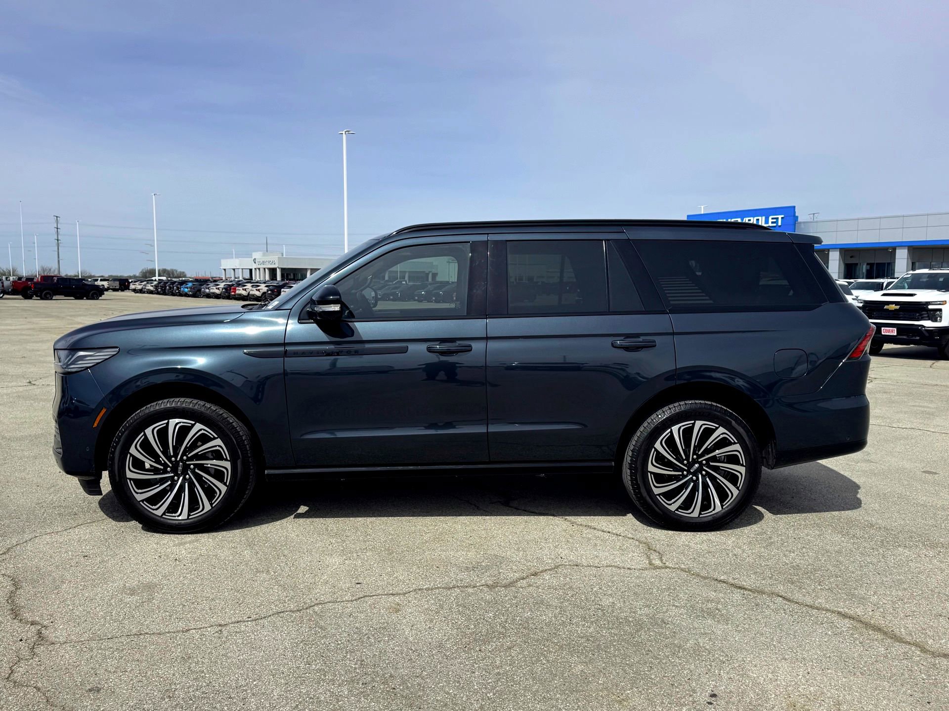 Used 2025 Lincoln Navigator Reserve w/ Jet Appearance Package image 12