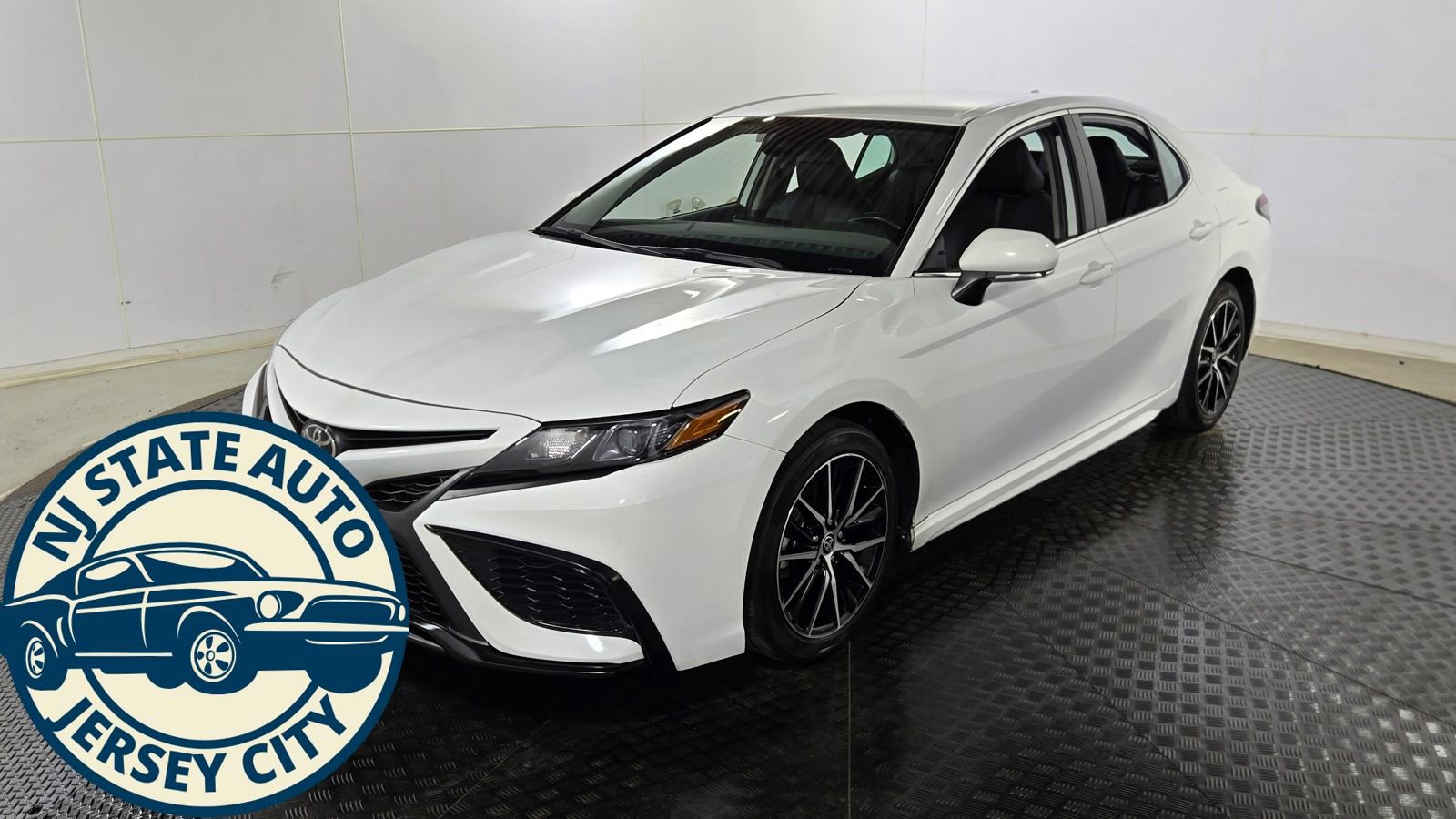 Used 2024 Toyota Camry SE image 3