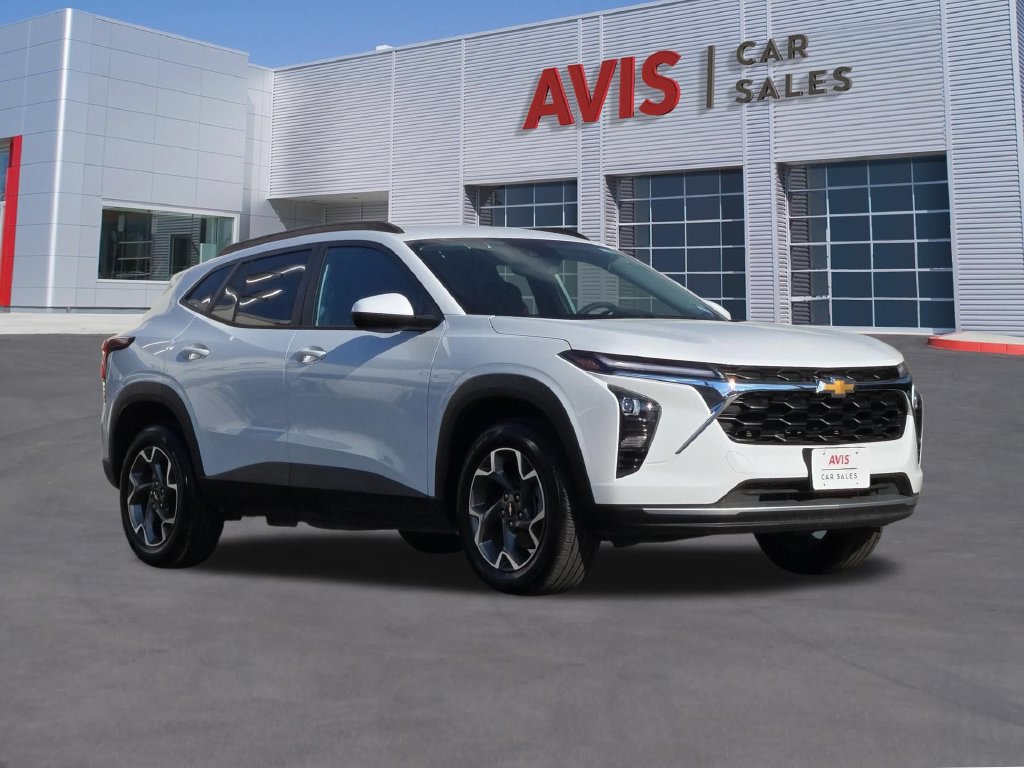 Used 2026 Chevrolet Trax LT FWD image 3