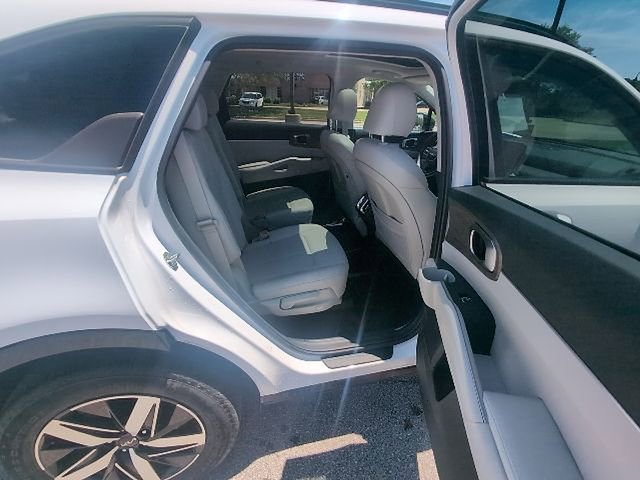 Used 2023 Kia Sorento EX w/ Panoramic Sunroof Package FWD image 4