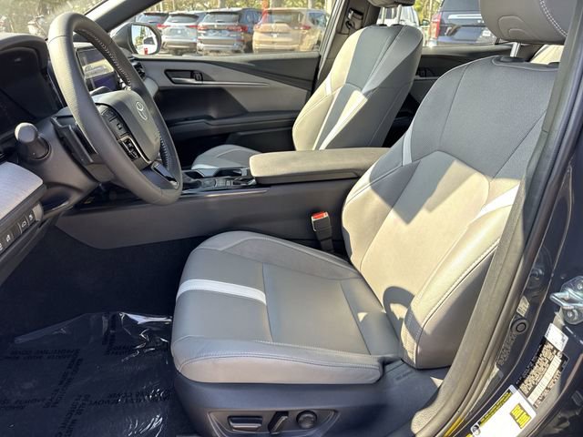 Used 2025 Toyota Camry SE image 11