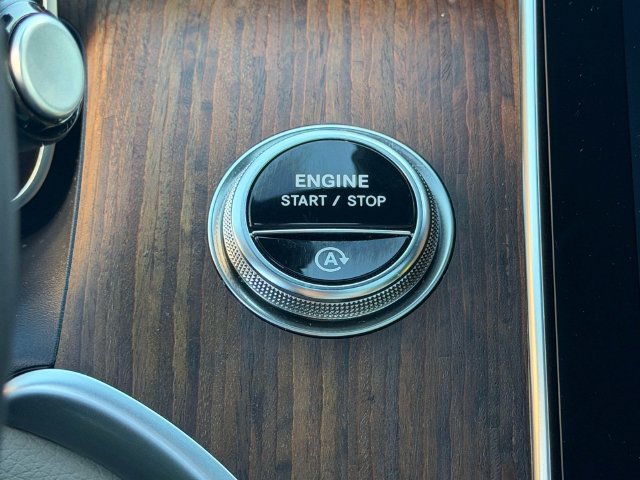 Used 2025 Mercedes-Benz GLC 300 4MATIC image 29