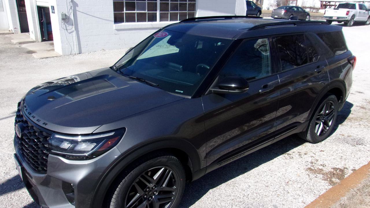 Used 2025 Ford Explorer ST image 4