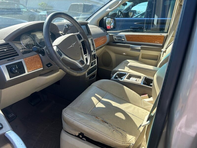 Used 2008 Chrysler Town & Country Limited w/ Entertainment Group #3 FWD image 39