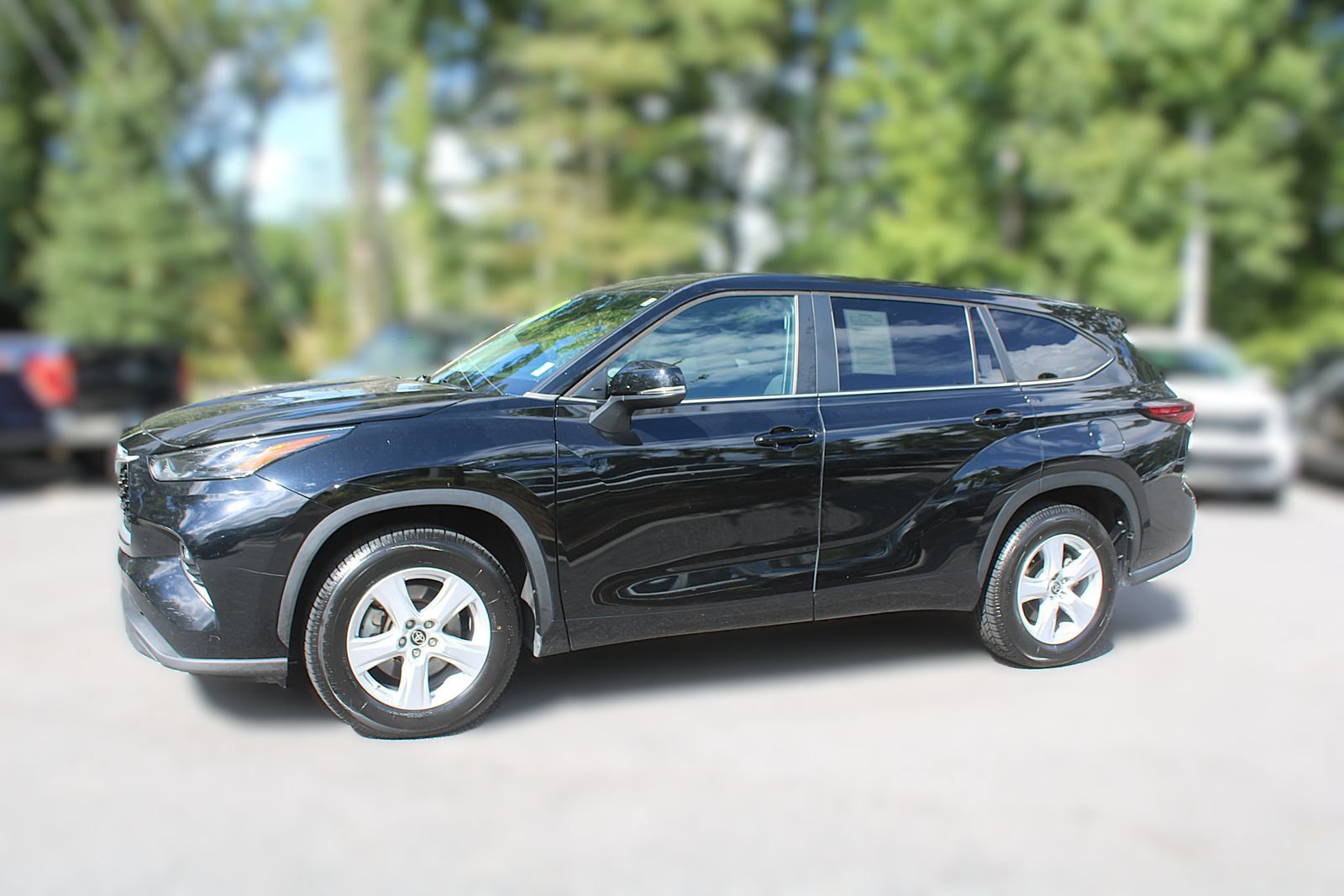 Used 2024 Toyota Highlander LE FWD image 4