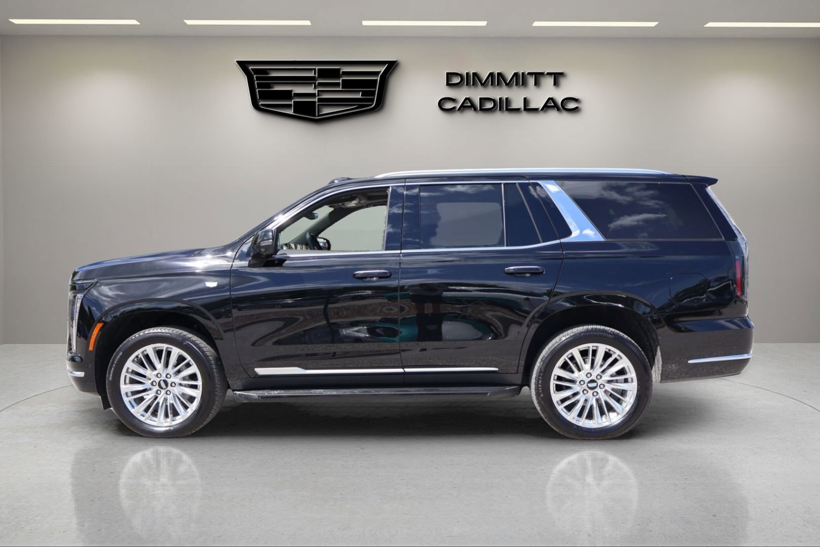 Used 2025 Cadillac Escalade Premium Luxury AWD/4WD image 2