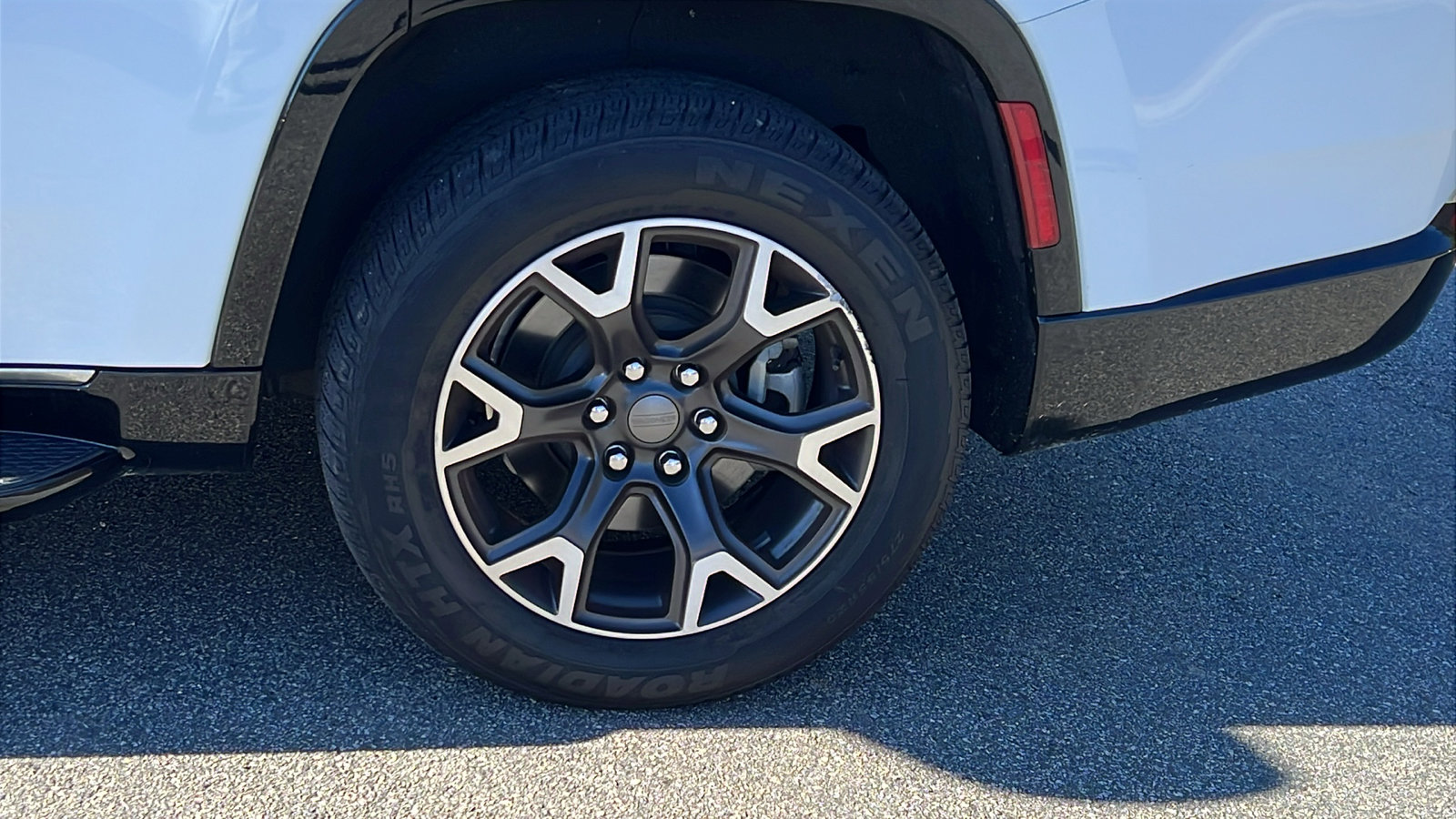 Certified 2024 Jeep Wagoneer Series III image 12