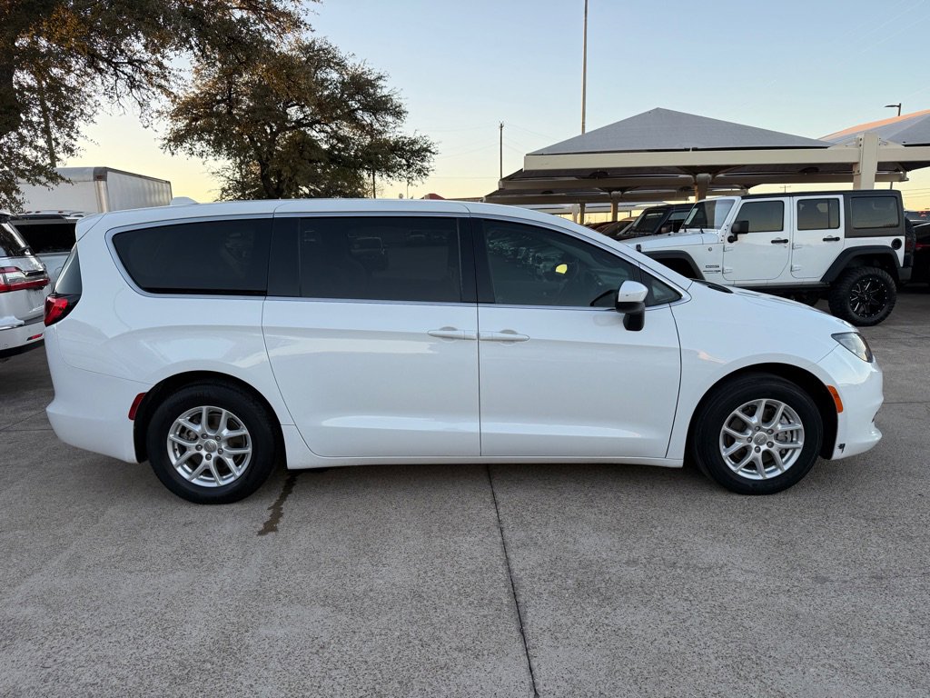 Used 2017 Chrysler Pacifica LX image 8