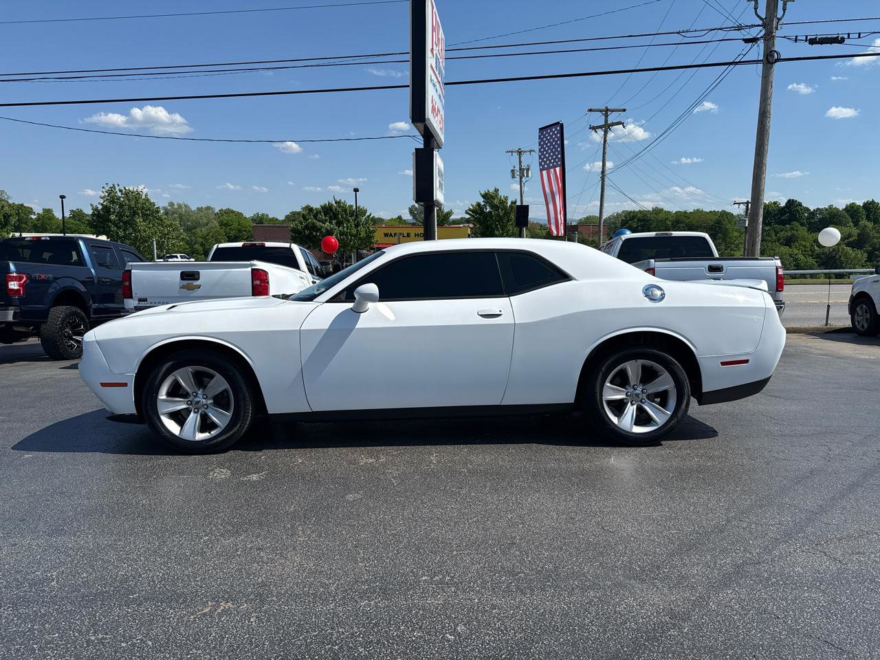 Used 2019 Dodge Challenger SXT RWD image 1