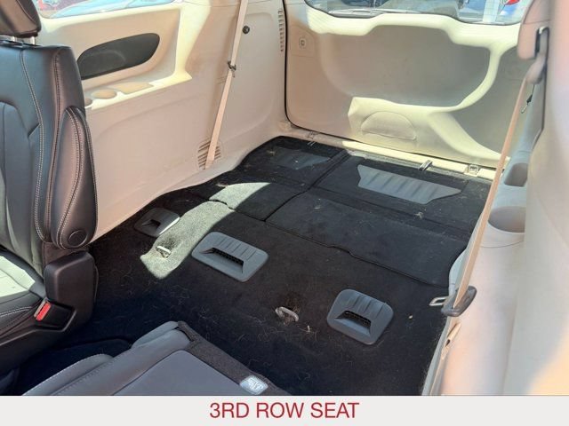 Used 2023 Chrysler Pacifica Touring-L FWD image 11
