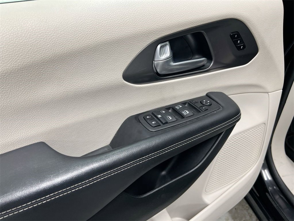 Used 2024 Chrysler Pacifica Touring-L image 20