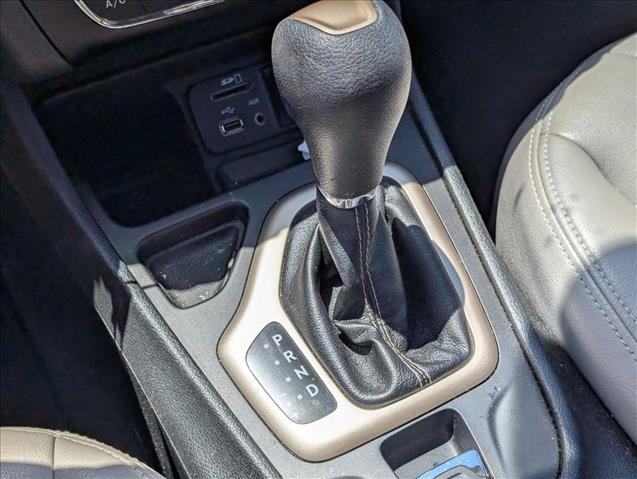Used 2018 Jeep Cherokee Latitude FWD image 12