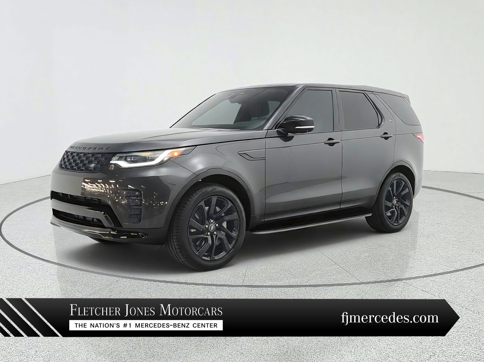 Used 2024 Land Rover Discovery Dynamic SE AWD/4WD image 1