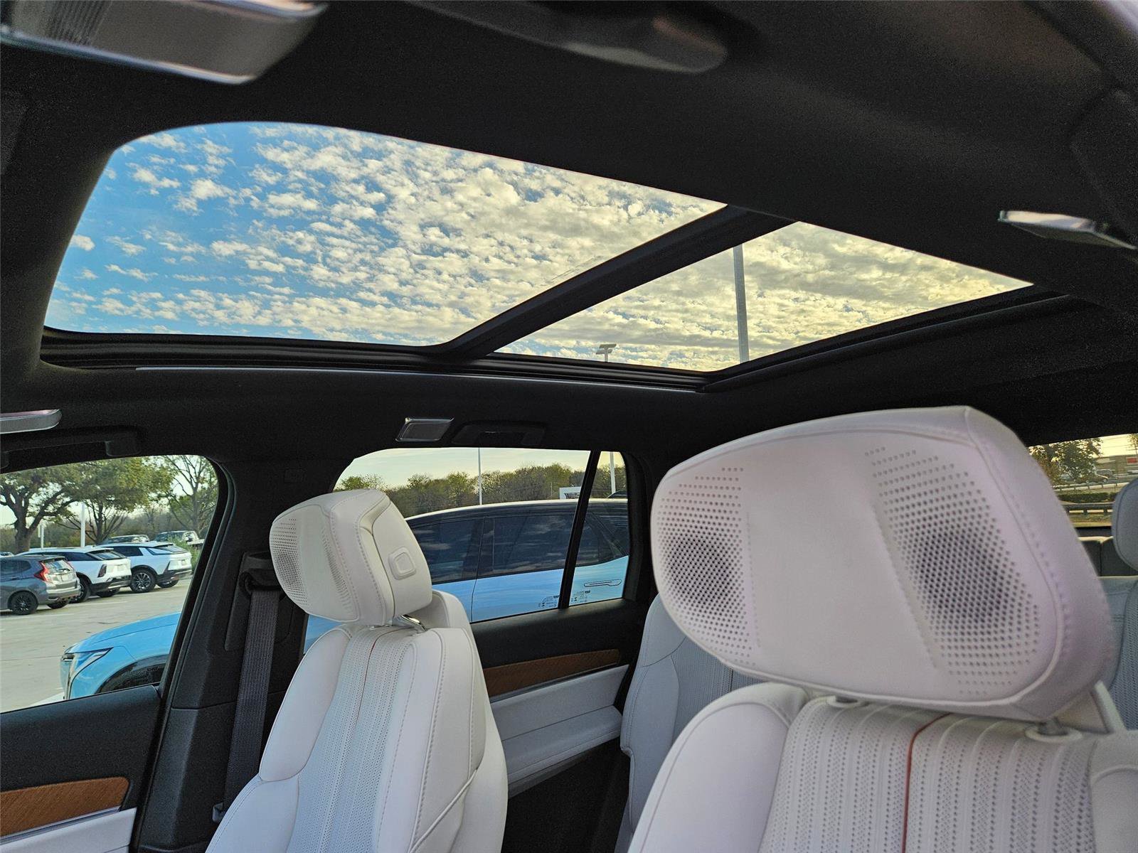 New 2026 Cadillac Vistiq Sport w/ LPO, Floor Liner Package AWD/4WD image 9