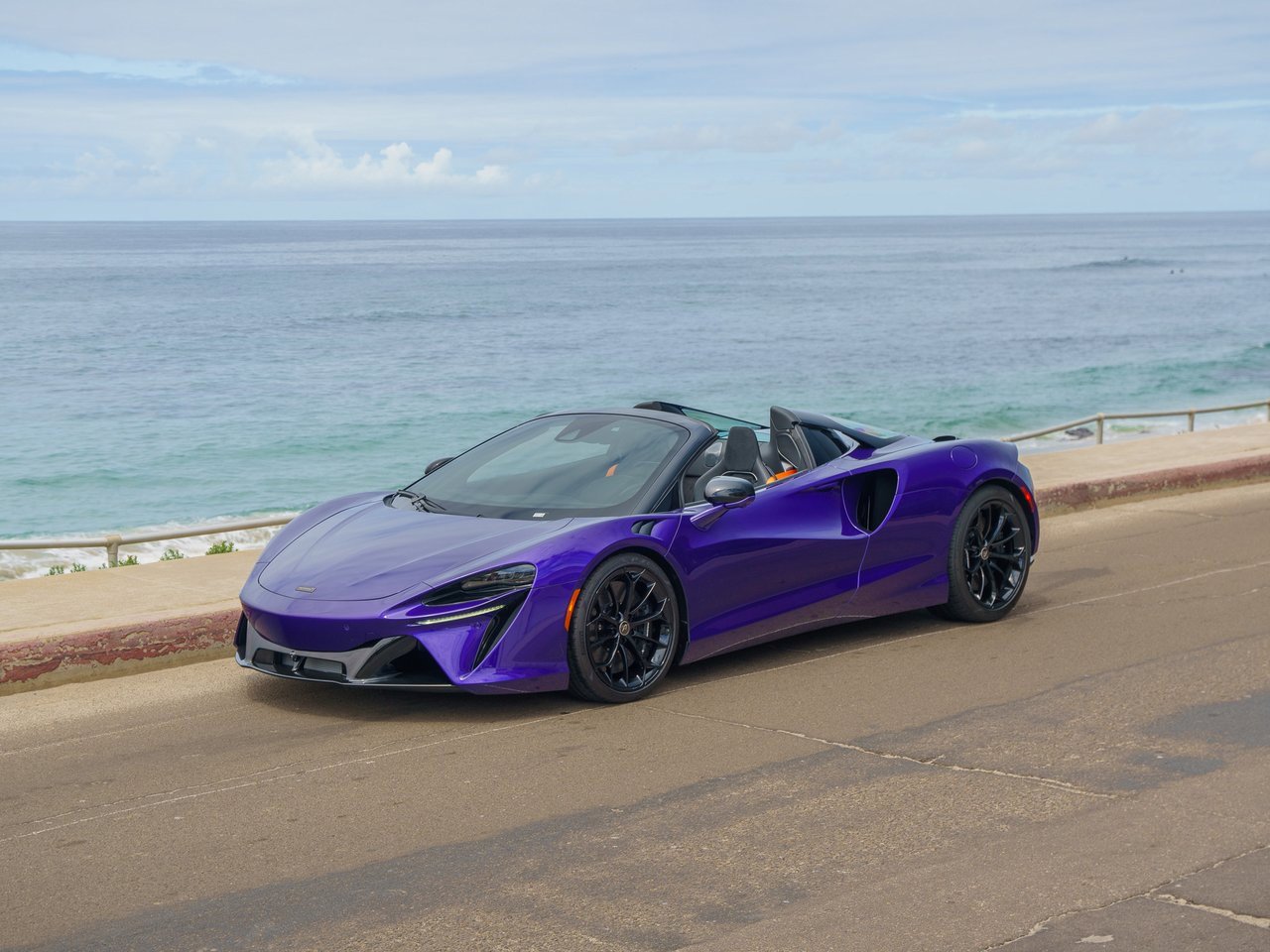 Used 2025 McLaren Artura Spider image 1