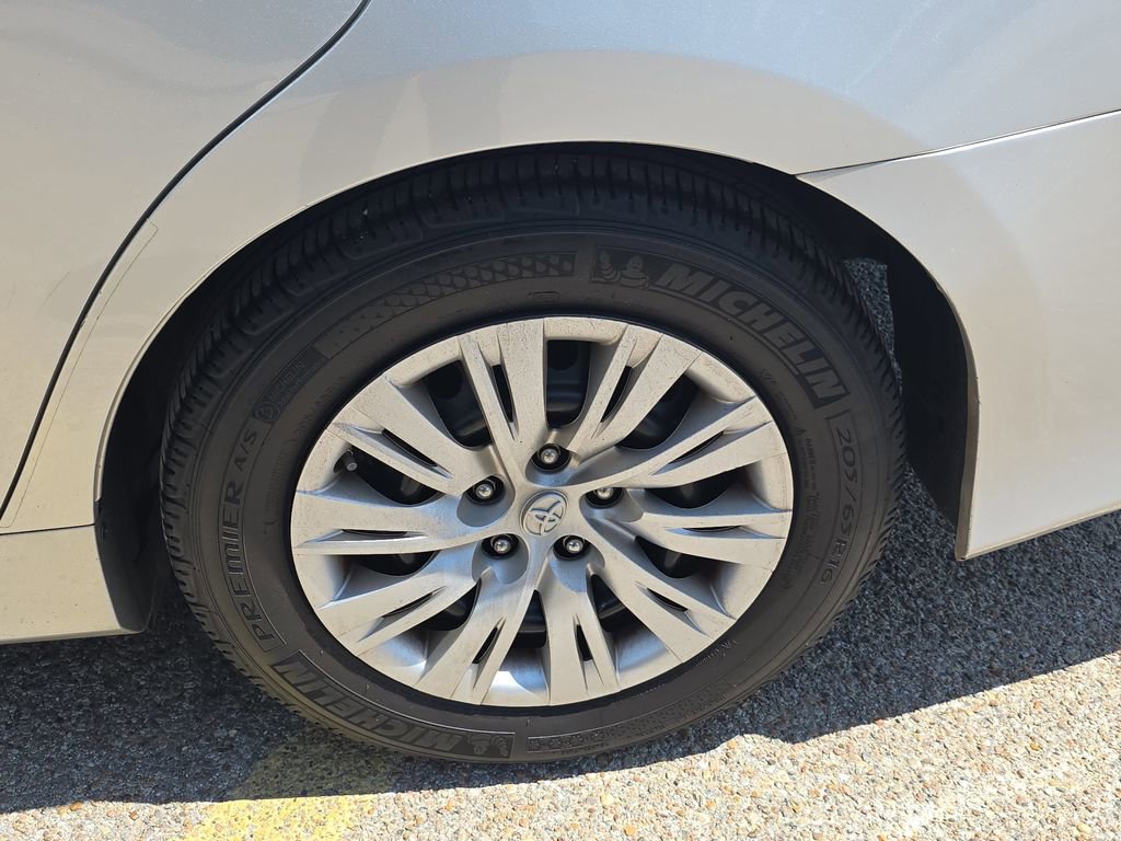 Used 2012 Toyota Camry LE image 28