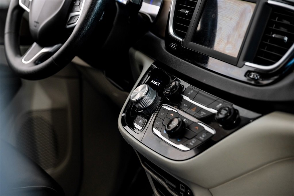 Used 2020 Chrysler Voyager Lxi image 19