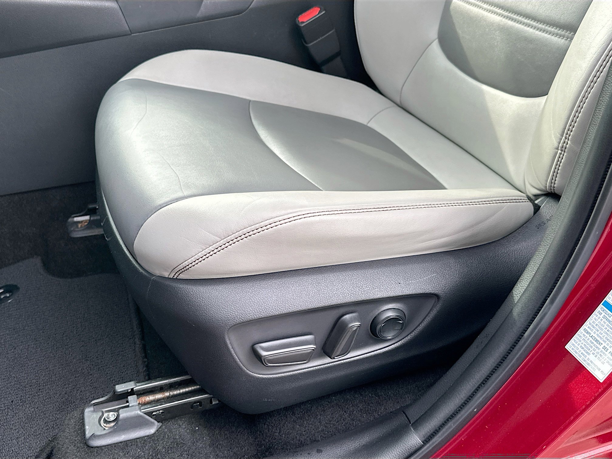 Used 2020 Toyota RAV4 XLE Premium image 18