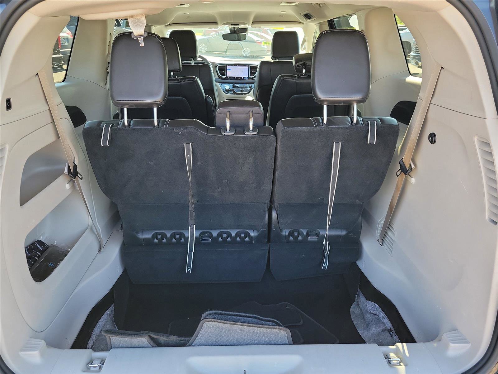 Used 2023 Chrysler Pacifica Touring-L FWD image 9