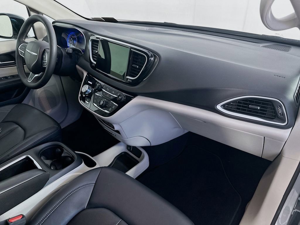 Used 2024 Chrysler Pacifica Touring-L FWD image 30