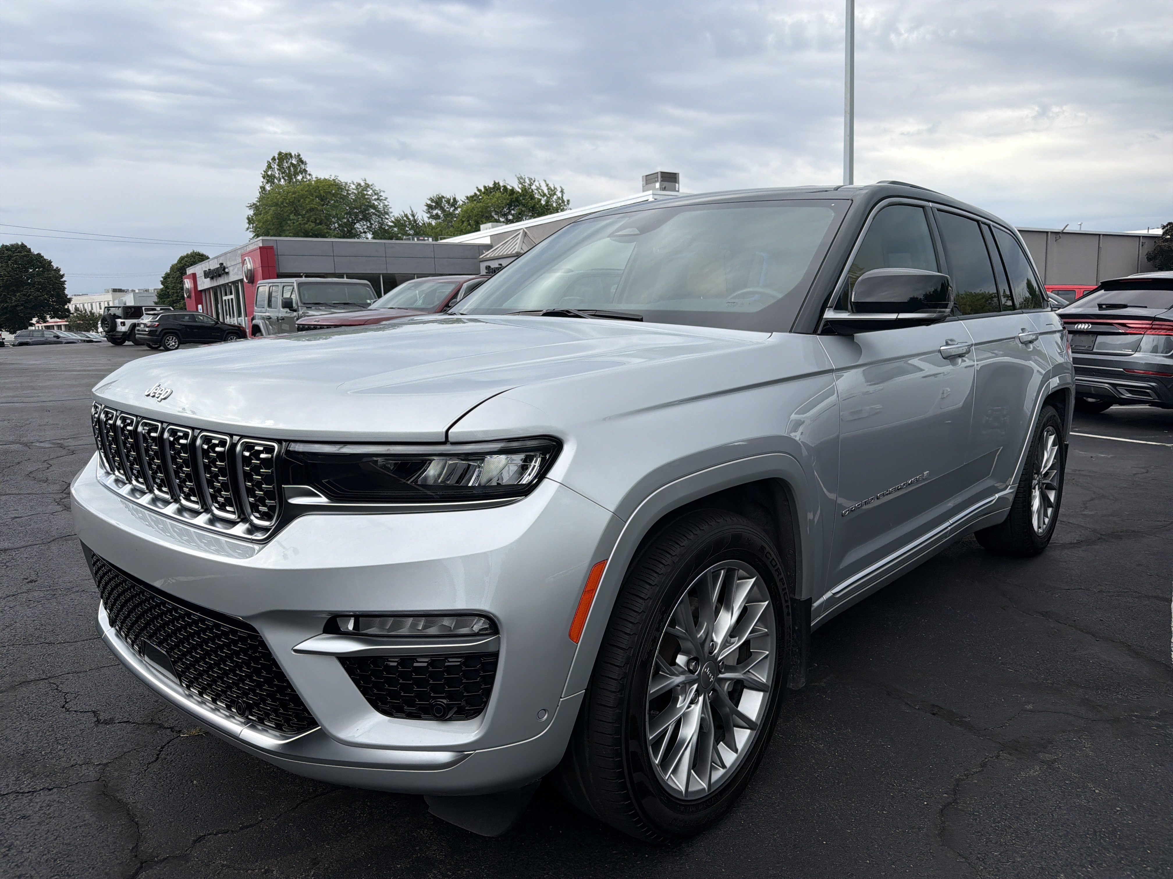 Certified 2025 Jeep Grand Cherokee Summit w/ Luxury Tech Group V AWD/4WD image 4