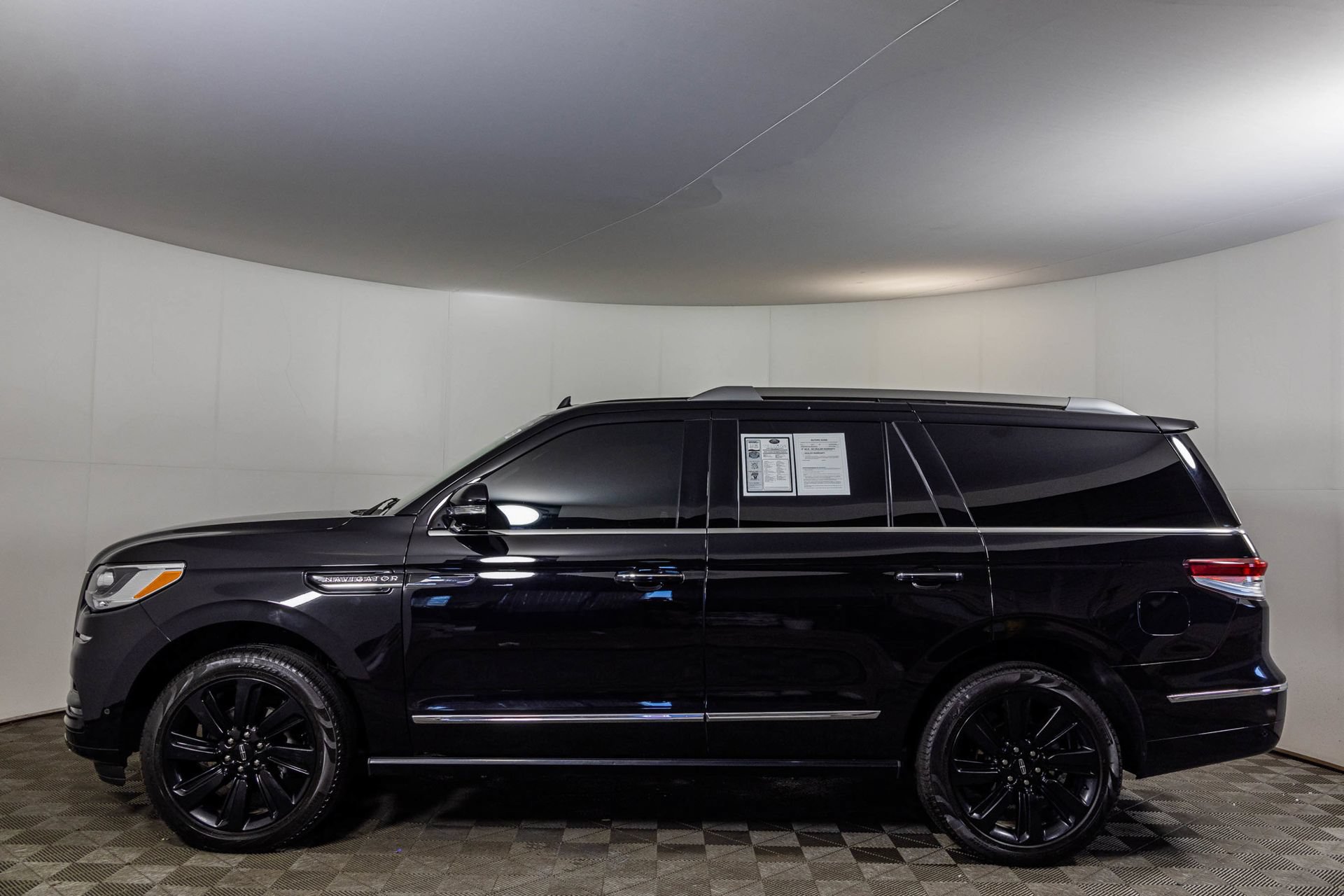 Used 2024 Lincoln Navigator Reserve w/ Monochromatic Package AWD/4WD image 26