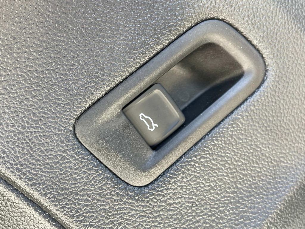 Used 2025 Volkswagen Atlas Cross Sport SE image 16