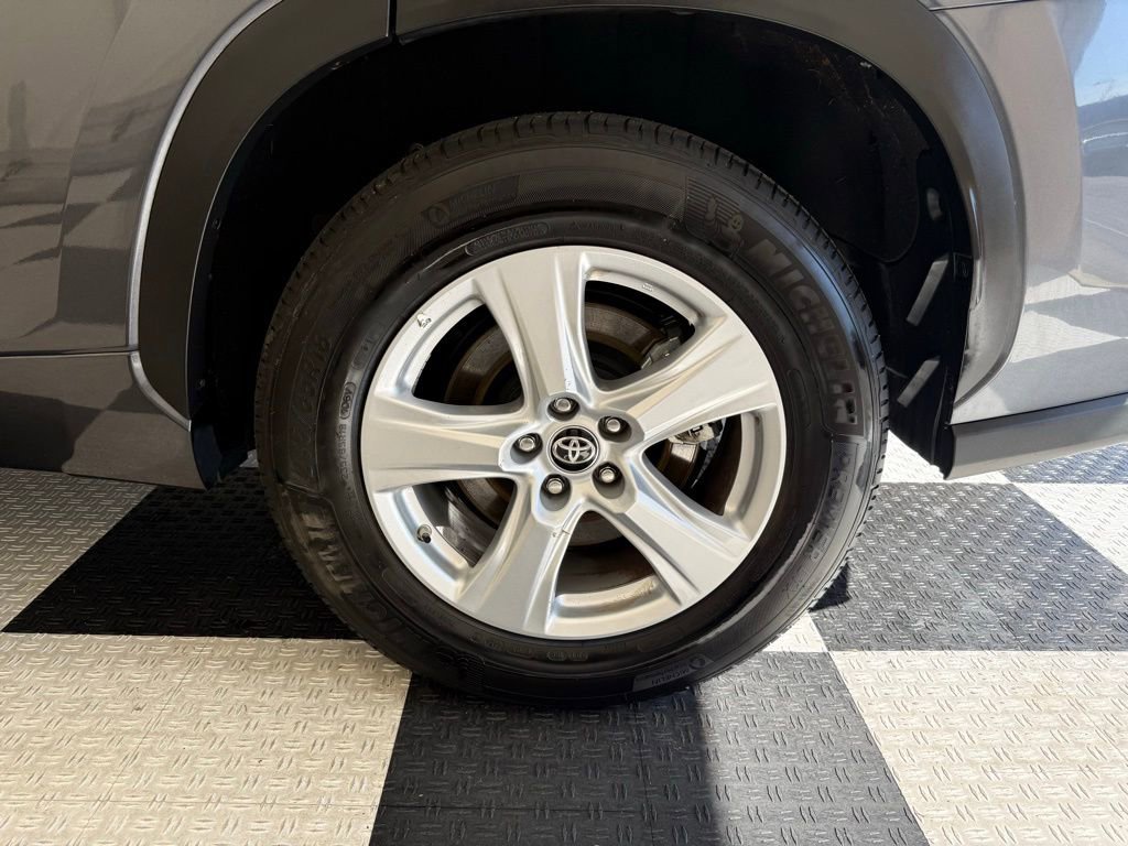 Used 2025 Toyota Highlander LE image 11