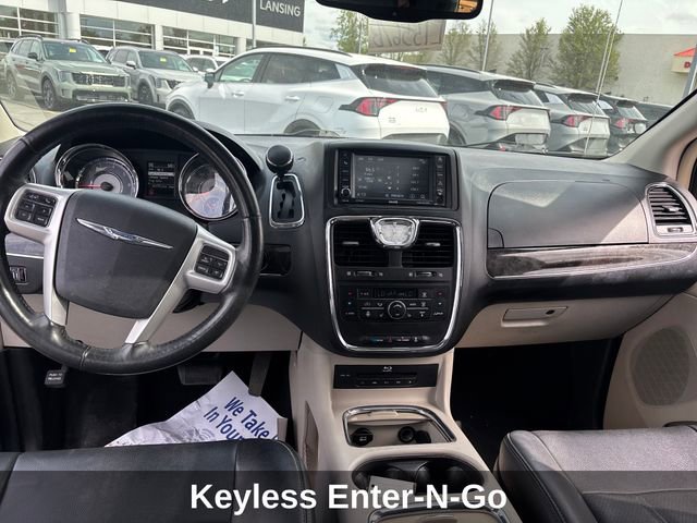 Used 2016 Chrysler Town & Country Touring-L FWD image 14