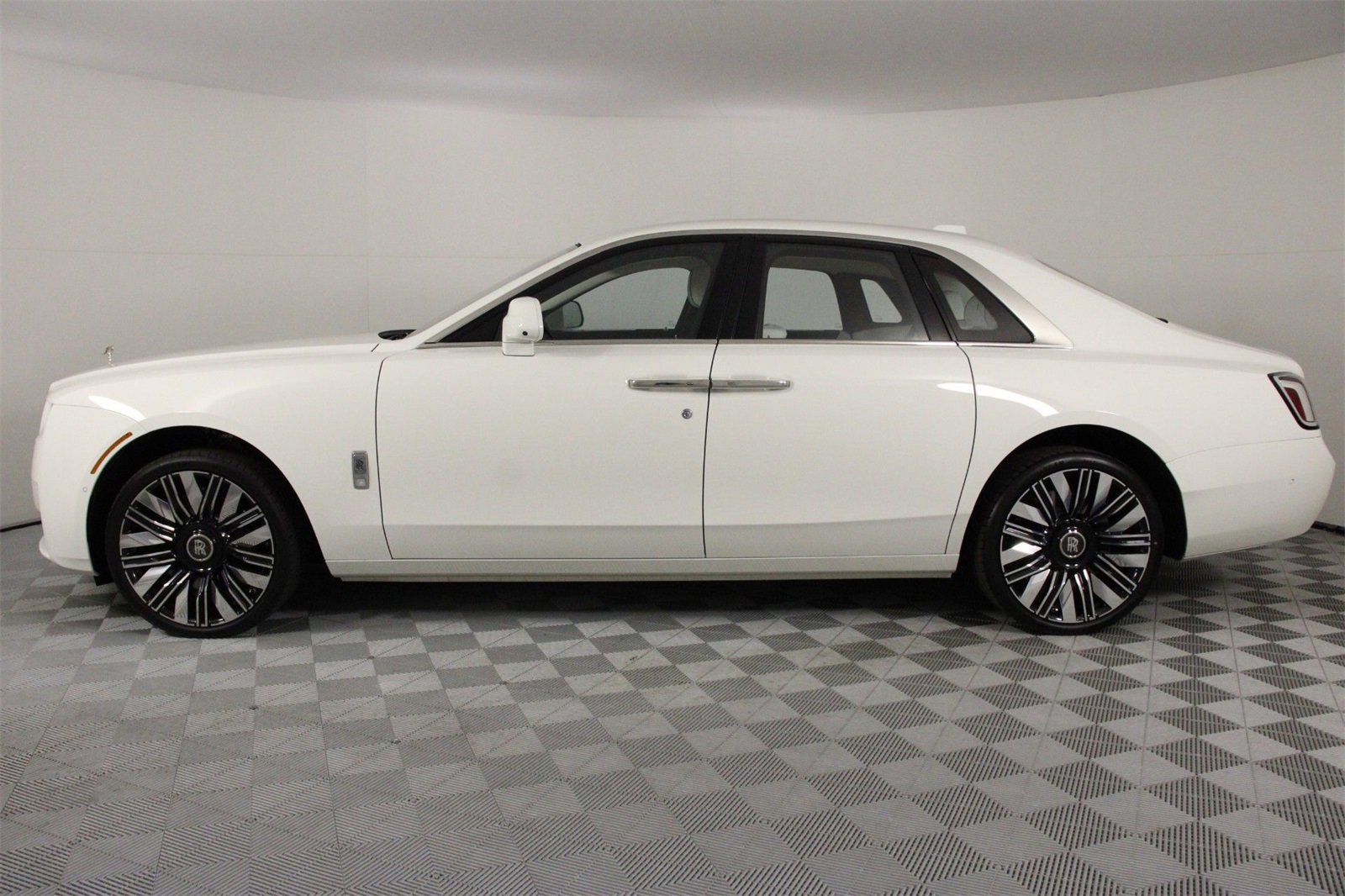 New 2025 Rolls-Royce Ghost image 3