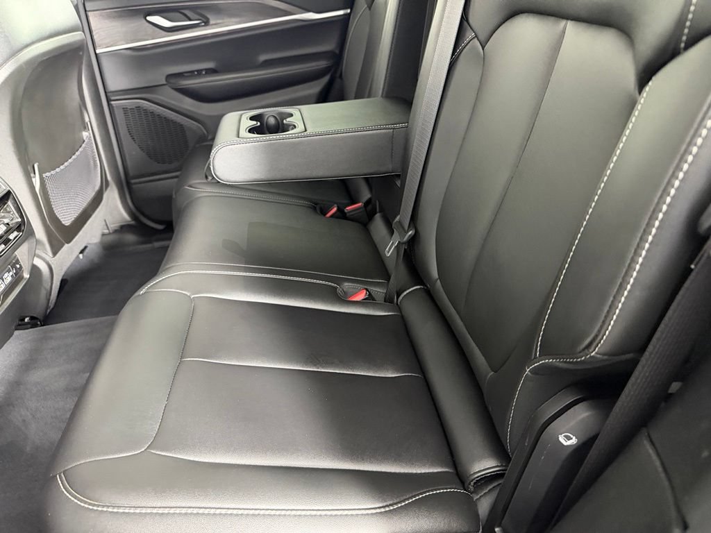 Certified 2023 Jeep Grand Cherokee Limited w/ Black Appearance Package AWD/4WD image 27