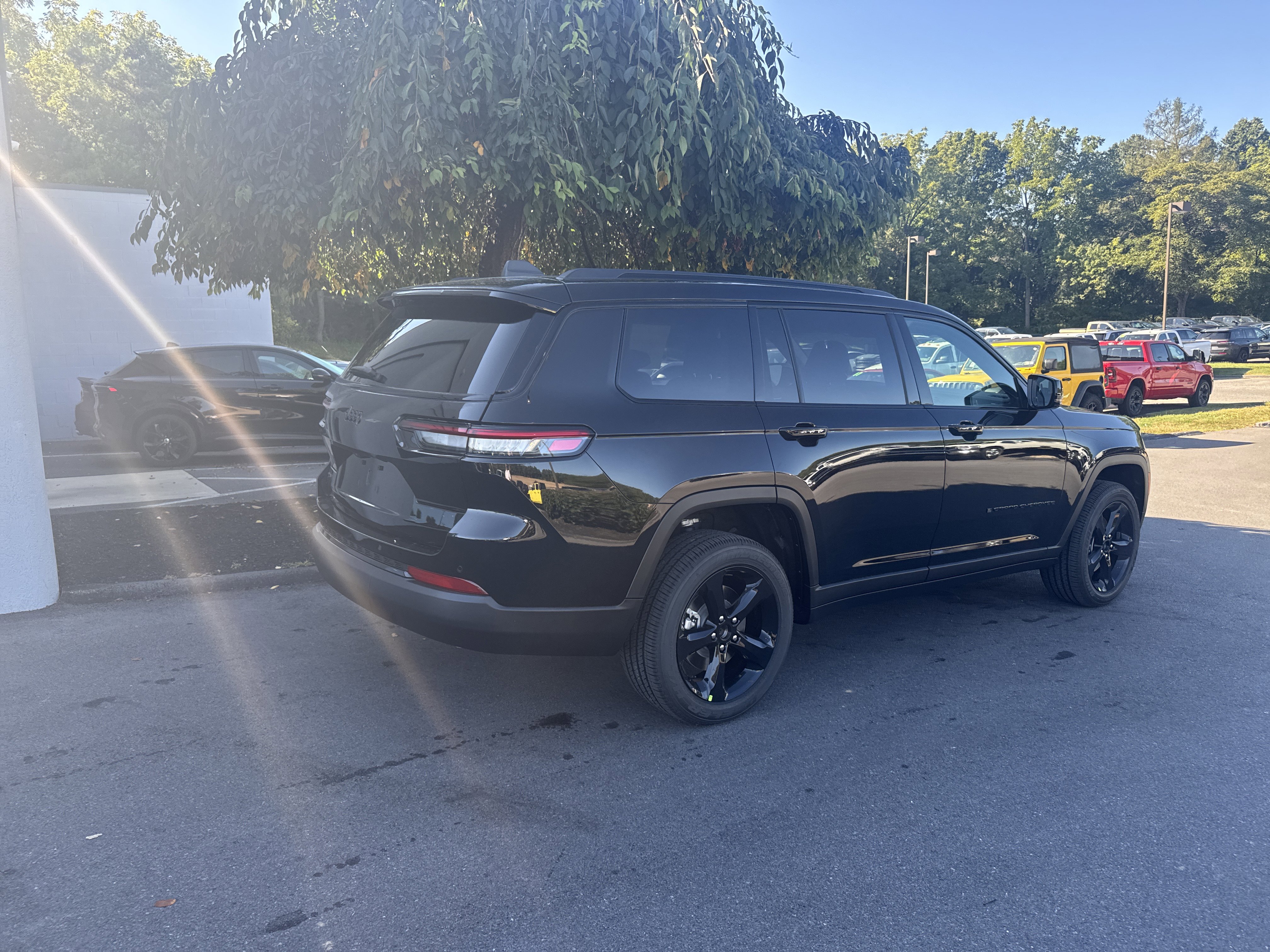 New 2025 Jeep Grand Cherokee L Altitude image 3