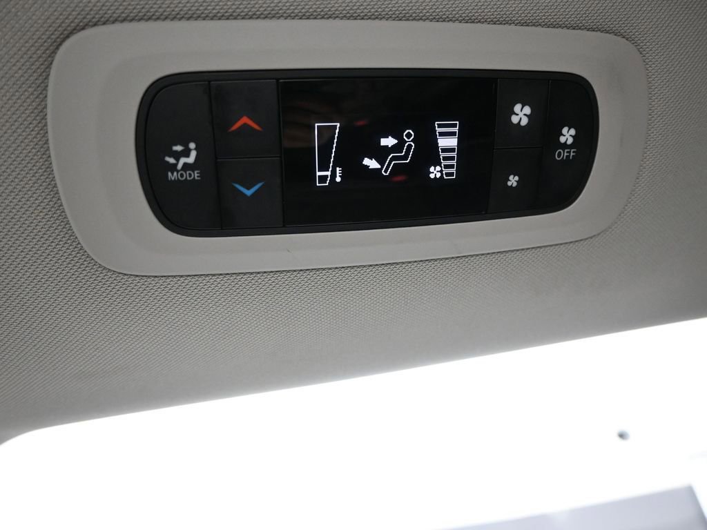 Used 2023 Chrysler Voyager LX image 32