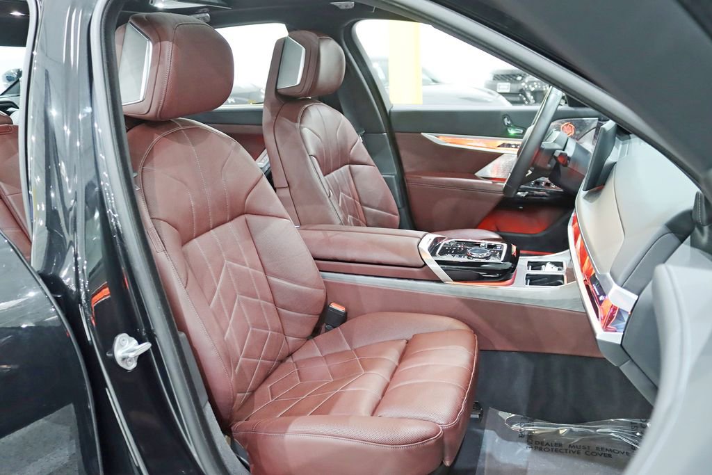 Used 2023 BMW i7 xDrive60 w/ Executive Package 2 image 30