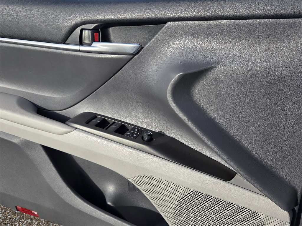 Used 2024 Toyota Camry SE image 16