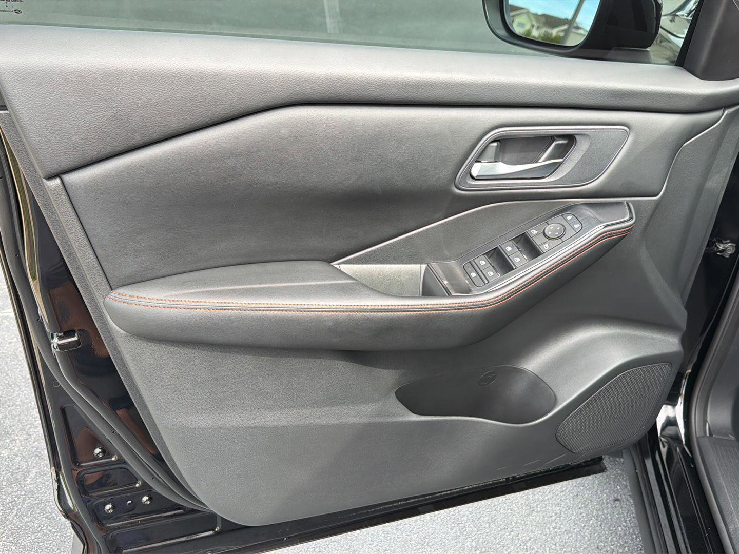 Used 2025 Nissan Rogue SV AWD/4WD image 16