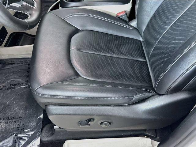 Used 2024 Chrysler Pacifica Touring-L FWD image 18